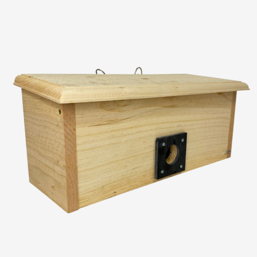 Coveside winter roost with horizontal design, offering birds warmth and protection.